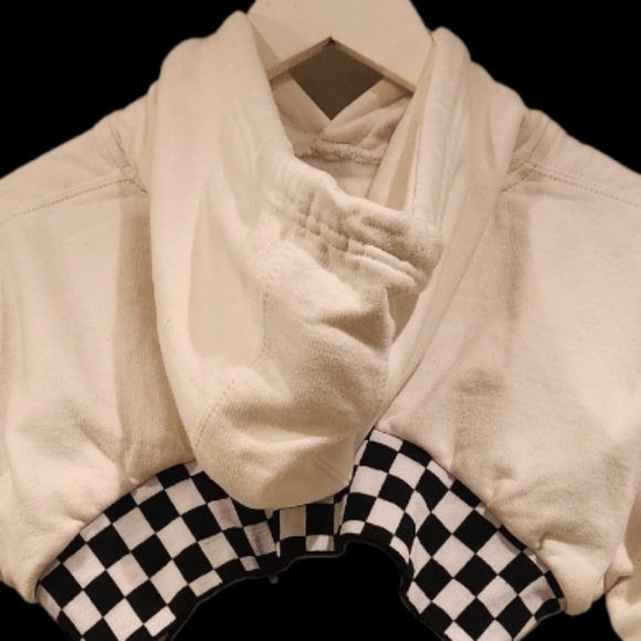 M8 CHECKERD WHITE HUGH HODDIE CROP ONE OF A KIND SWEATSHIRT. - Picture 5 of 8